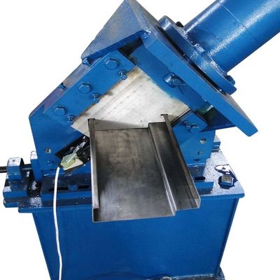 金属の機械ISO 12の場所を形作る青い戸枠ロール